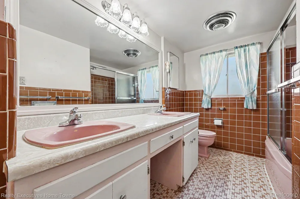 4331 Montgomery Drive Shelby Charter Township, MI 48316