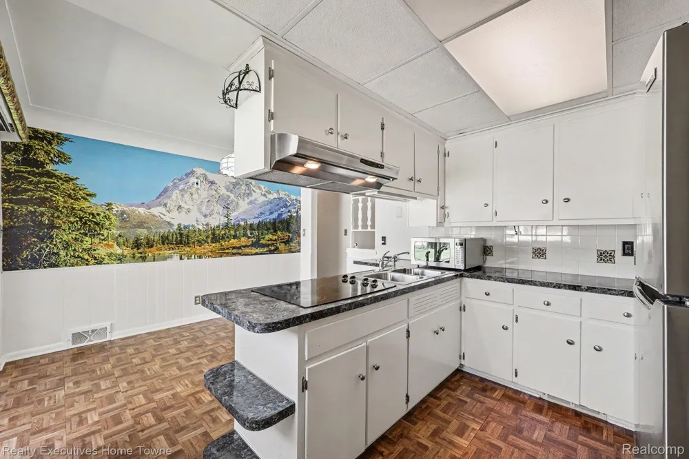 4331 Montgomery Drive Shelby Charter Township, MI 48316