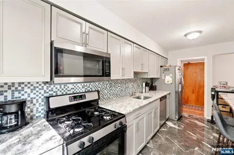 208 Anderson Street N6B