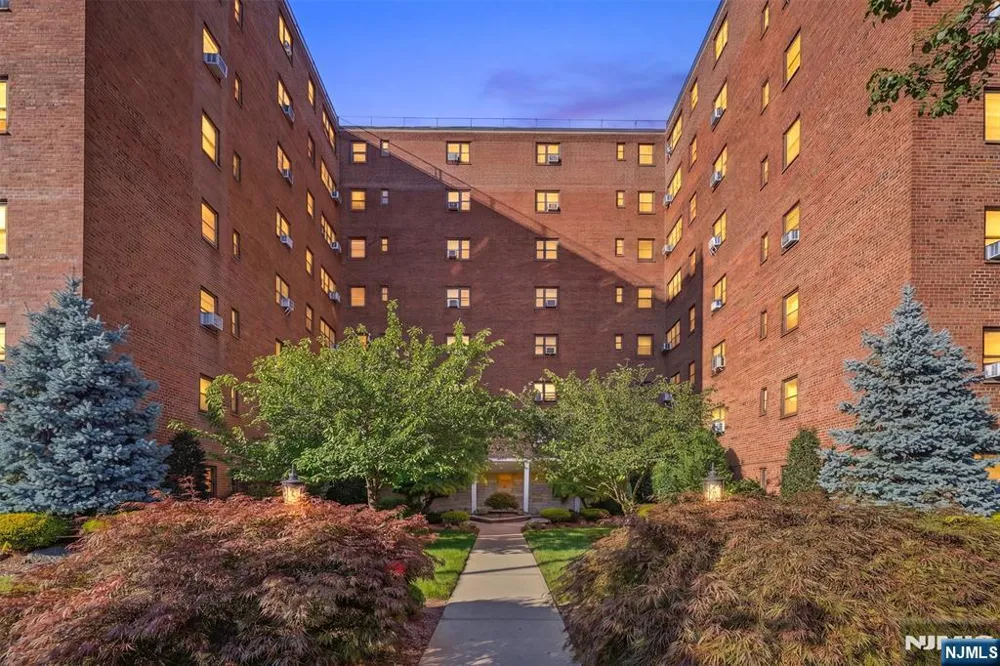 208 Anderson Street N6B Hackensack, NJ 07601