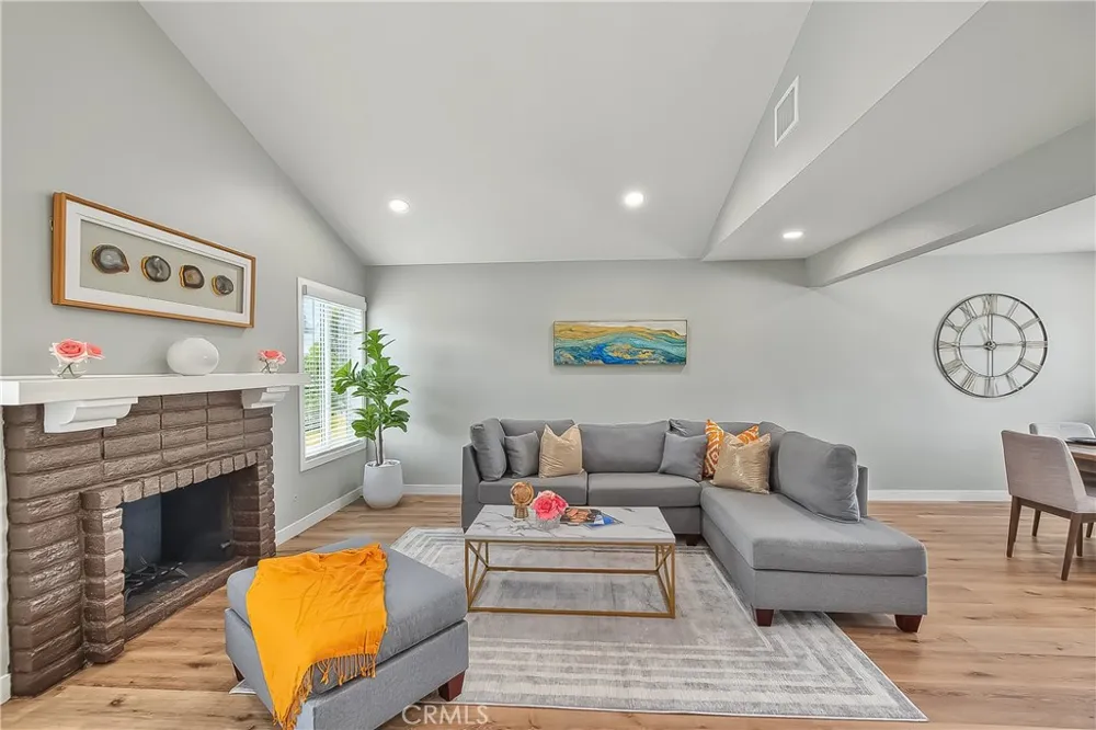 286 W Renwick Azusa, CA 91702