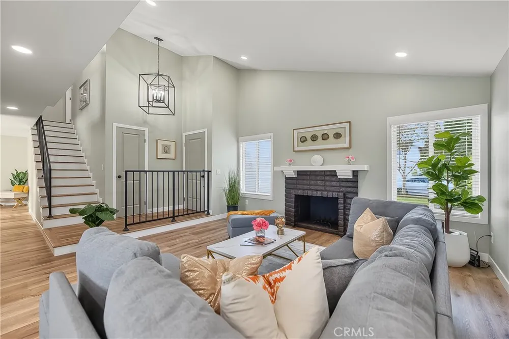 286 W Renwick Azusa, CA 91702