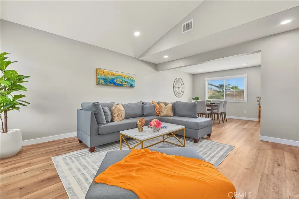 286 W Renwick Azusa, CA 91702
