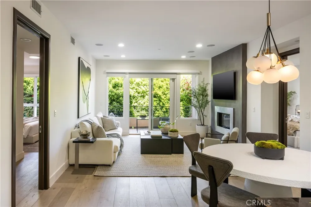 1318 Roxbury S #210 Los Angeles, CA 90035