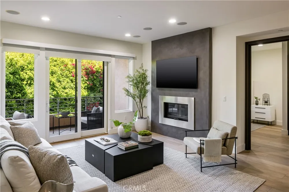 1318 Roxbury S #210 Los Angeles, CA 90035