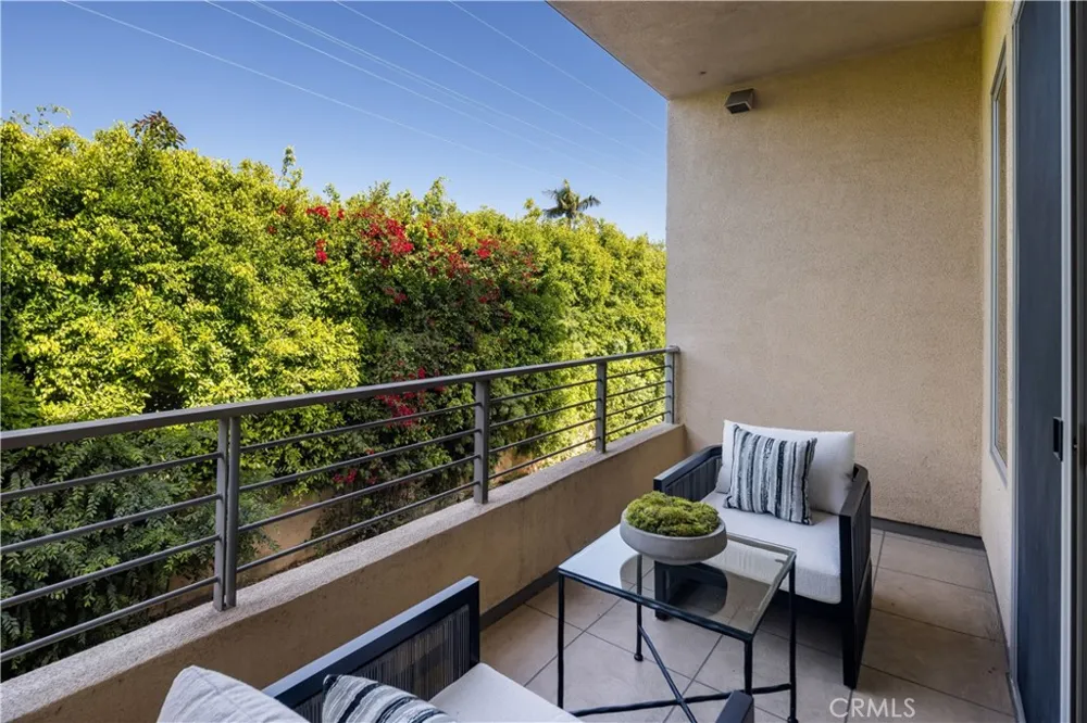1318 Roxbury S #210 Los Angeles, CA 90035