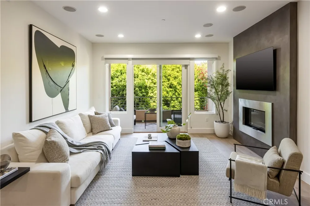1318 Roxbury S #210 Los Angeles, CA 90035