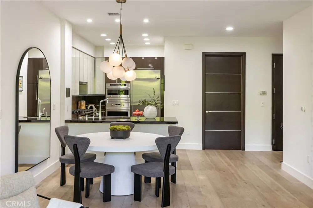 1318 Roxbury S #210 Los Angeles, CA 90035