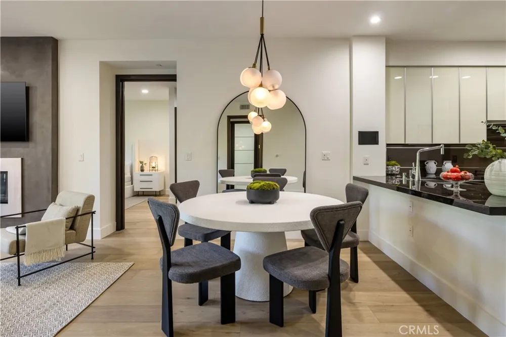 1318 Roxbury S #210 Los Angeles, CA 90035