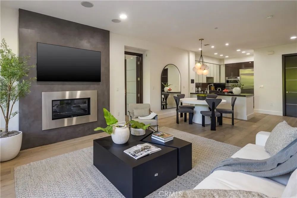 1318 Roxbury S #210 Los Angeles, CA 90035