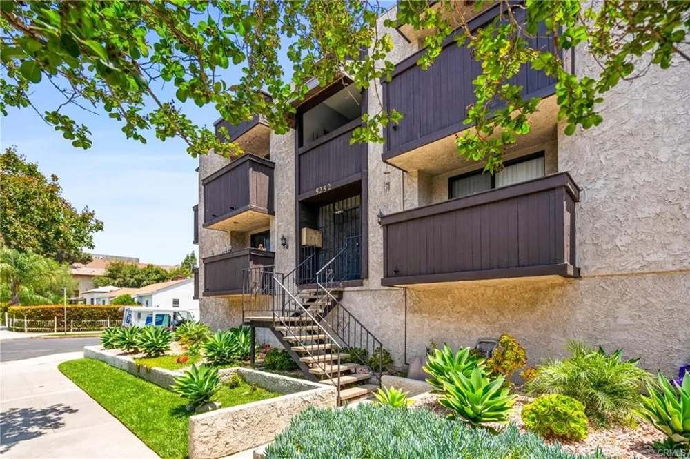 5252 Agnes #2 Valley Village, CA 91607