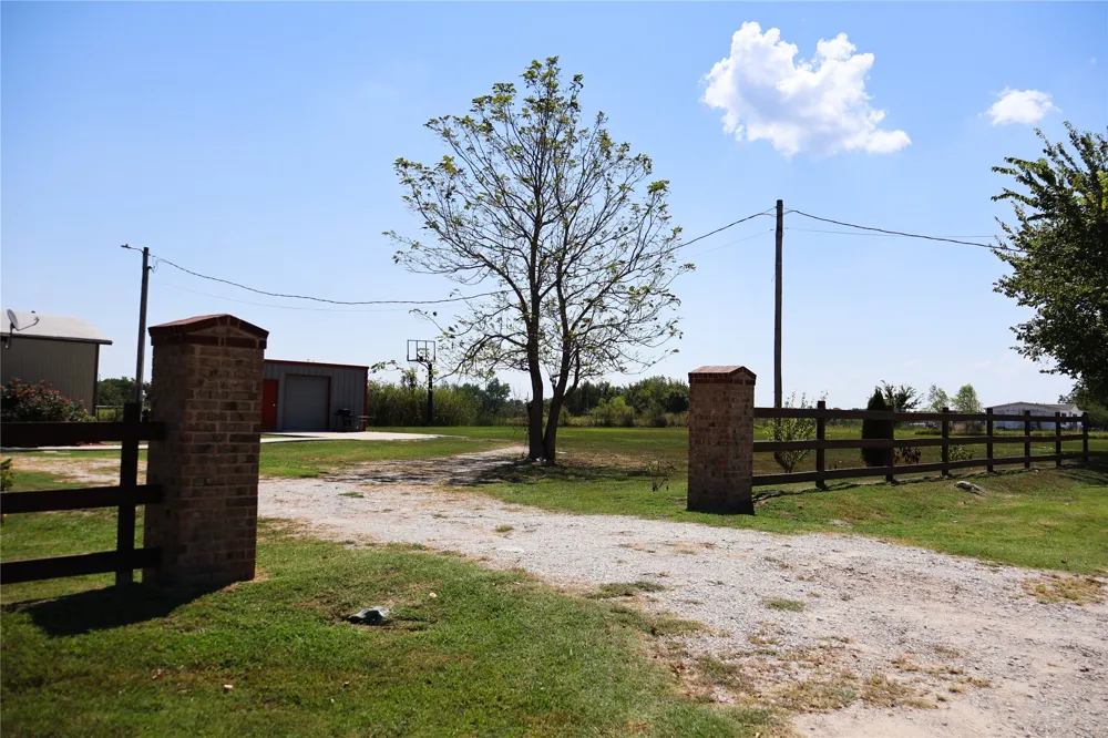 16398 Hawk Road Beggs, OK 74421