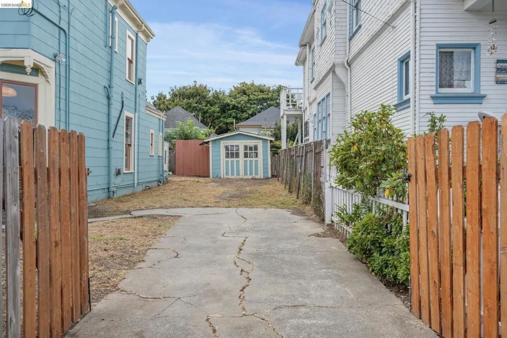 1025 55Th St Oakland, CA 94608
