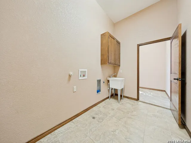 201 Abrego Lake Floresville, TX 78114