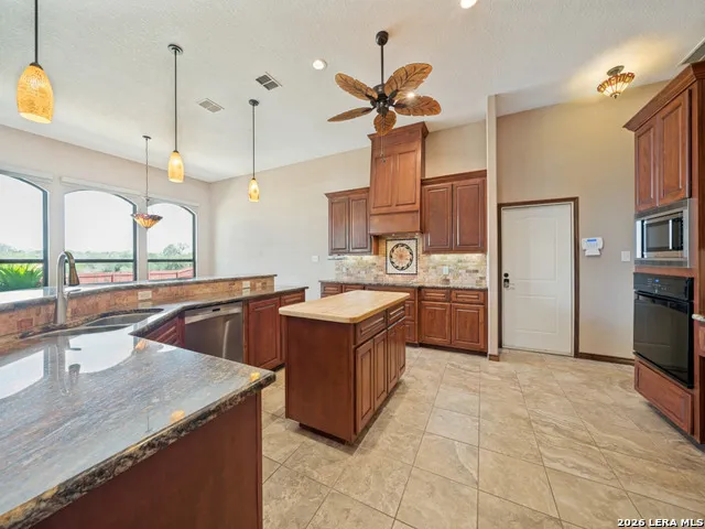 201 Abrego Lake Floresville, TX 78114