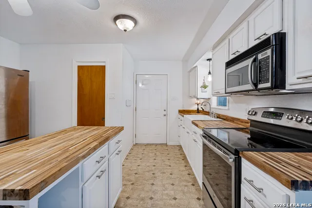 614 E MARTINDALE ST Seguin, TX 78155