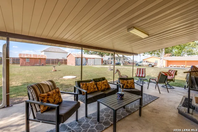 614 E MARTINDALE ST Seguin, TX 78155