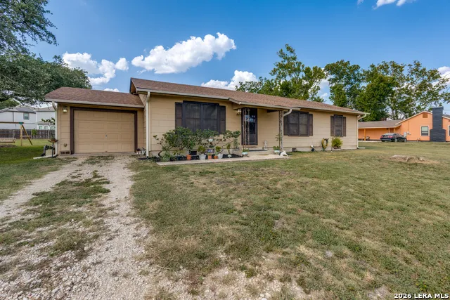 614 E MARTINDALE ST Seguin, TX 78155