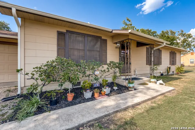 614 E MARTINDALE ST Seguin, TX 78155