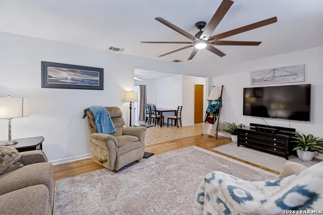 614 E MARTINDALE ST Seguin, TX 78155