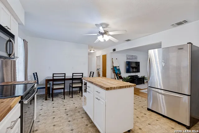 614 E MARTINDALE ST Seguin, TX 78155