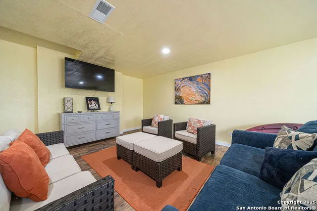 100 kings Cottonwood Shores, TX 78657