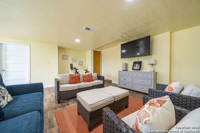 100 kings Cottonwood Shores, TX 78657
