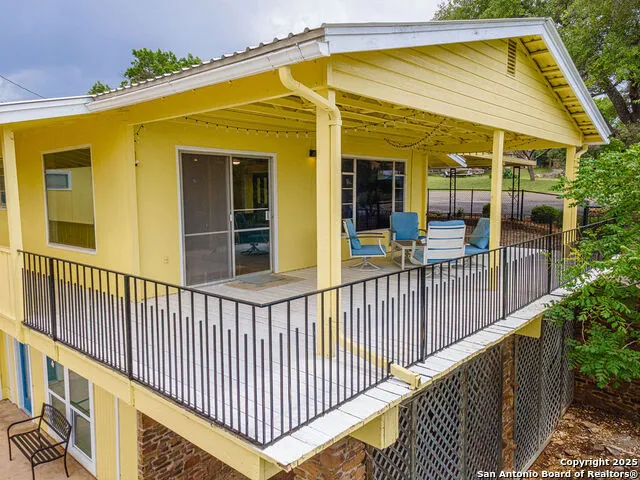 100 kings Cottonwood Shores, TX 78657