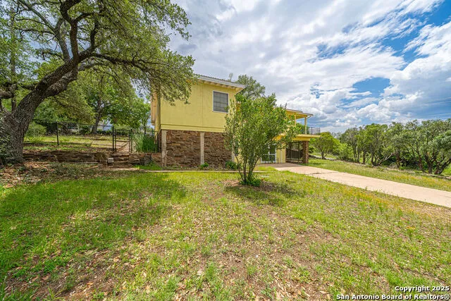 100 kings Cottonwood Shores, TX 78657