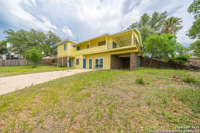 100 kings Cottonwood Shores, TX 78657