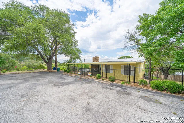100 kings Cottonwood Shores, TX 78657