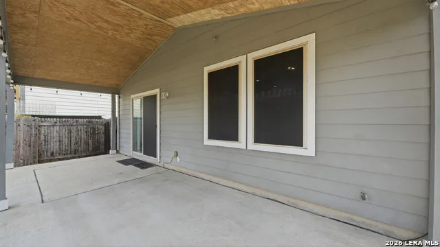 4925 Hallies Garden St Hedwig, TX 78152