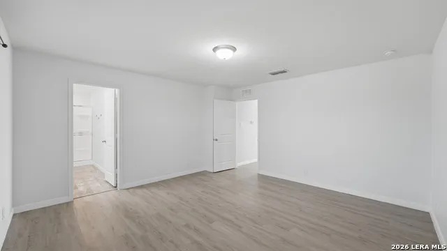 4925 Hallies Garden St Hedwig, TX 78152