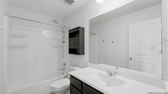 4925 Hallies Garden St Hedwig, TX 78152
