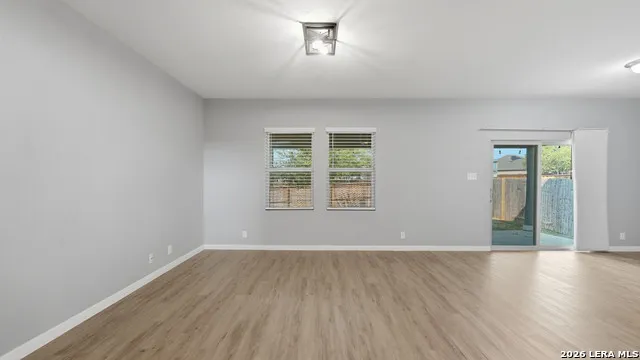 4925 Hallies Garden St Hedwig, TX 78152