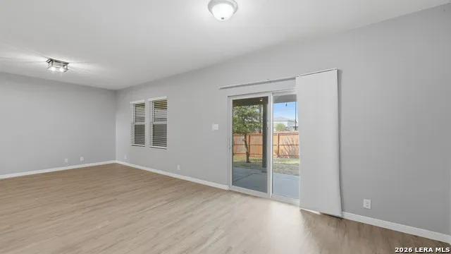 4925 Hallies Garden St Hedwig, TX 78152