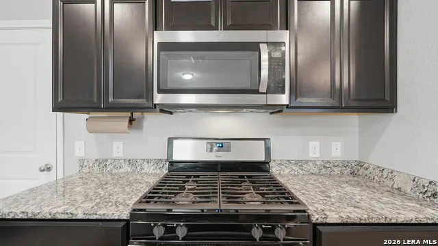 4925 Hallies Garden St Hedwig, TX 78152