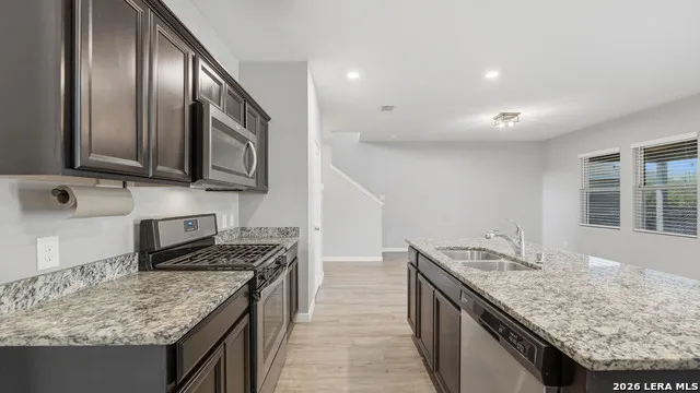 4925 Hallies Garden St Hedwig, TX 78152
