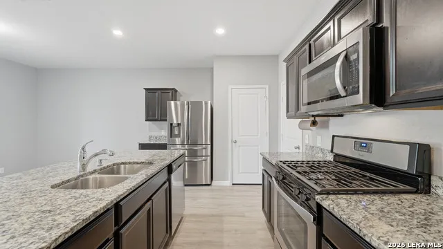 4925 Hallies Garden St Hedwig, TX 78152