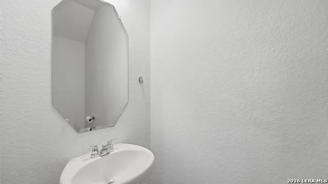 4925 Hallies Garden St Hedwig, TX 78152