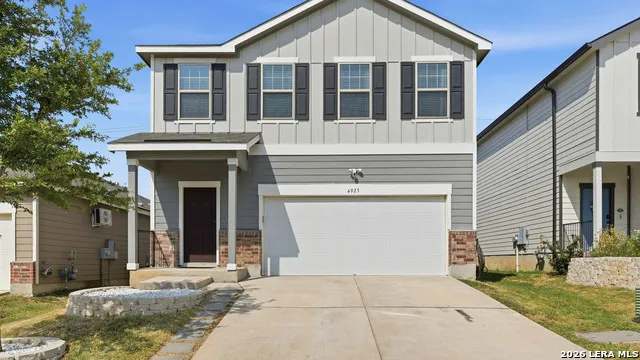 4925 Hallies Garden St Hedwig, TX 78152