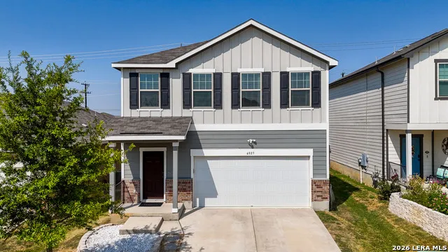 4925 Hallies Garden St Hedwig, TX 78152