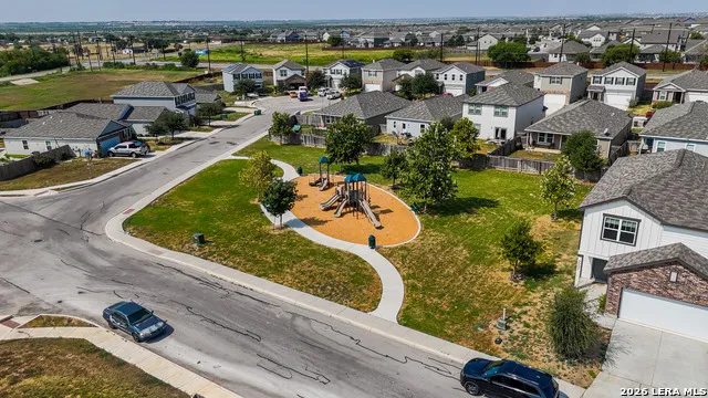 4925 Hallies Garden St Hedwig, TX 78152