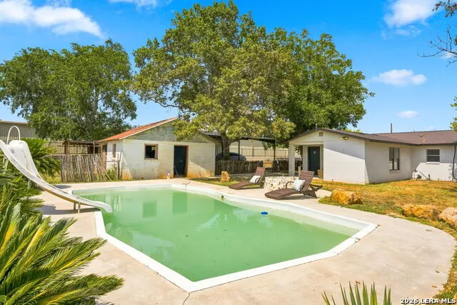 208 S State Highway 16 Jourdanton, TX 78026
