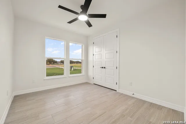 100 W MEDIUM MEADOW DR Lytle, TX 78052