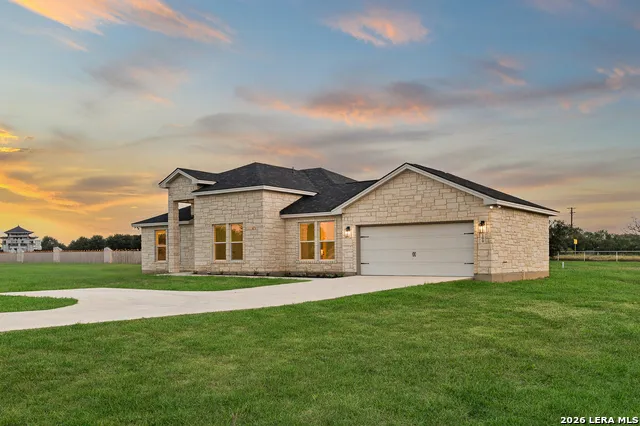 100 W MEDIUM MEADOW DR Lytle, TX 78052