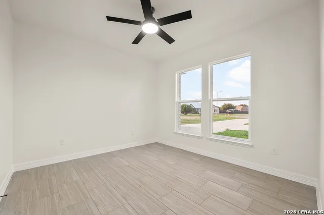 100 W MEDIUM MEADOW DR Lytle, TX 78052