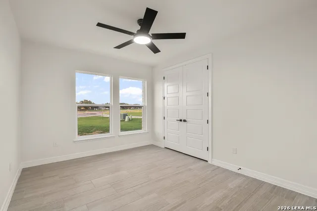 100 W MEDIUM MEADOW DR Lytle, TX 78052