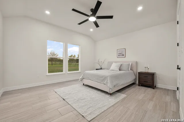 100 W MEDIUM MEADOW DR Lytle, TX 78052