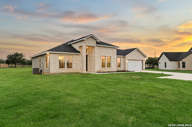 100 W MEDIUM MEADOW DR Lytle, TX 78052